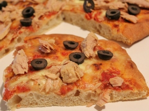 Pizza semintegrale con mozzarella, tonno e olive